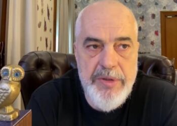 “Me e marrë Luli unë mbytem në det?”/ Rama i përgjigjet komentuesit: Detin e kemi për t’u bashkuar me të tjerët, kënetën duhet ta thajmë