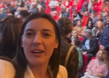 Video/ Kandidatja e Fierit ironizon sërish Bardhin nga mitingu i Athinës: Do të të tregojnë vendin në 11 Maj