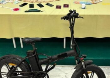 ‘Jessy’ tradhton shqiptarin, i zbulon kokainën mijëra euro cash! E trafikonte me biçikletë elektrike përgjatë bregdetit