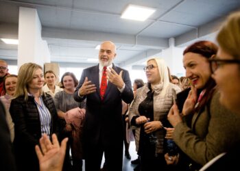 Rama uron mësuesit për 7 Marsin: Mirënjohje për përkushtimin e tyre