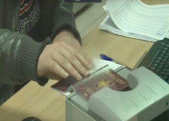 Falsifikonin pasaporta shqiptare dhe të huaja, bien në pranga 2 persona në Elbasan