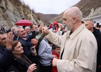 “I ha rrenat si manaferra”/ I komentojnë për pallton në inagurimin e ‘Tunelit të Murrizit’, Rama: E kam blerë para 20 vitesh