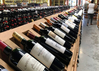 Lufta tregtare përshkallëzohet, Trump kërcënon evropianët me tarifa 200% për alkoolin
