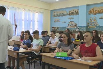6500 mësues pa zgjidhje, ministrja e Arsimit sqaron situatën dhe rritjen historike të pagave
