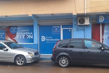 KQZ urdhëron: Të hiqen simbolet e PD-së në ambientin e partisë së Lulzim Bashës