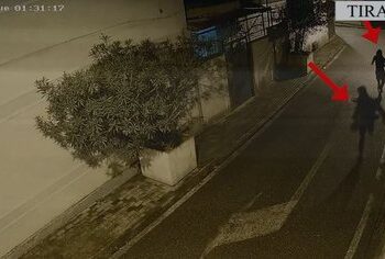 VIDEO / I hodhën benzinë në oborr një personi, arrestohen dy adoleshentët në Tiranë