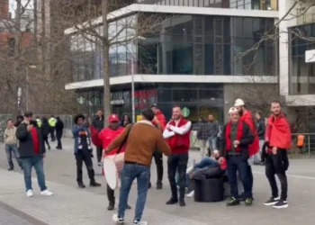 VIDEO/ Shqiptarët “djegin” rrugët e Londrës me daulle, anglezët u bashkohen 
