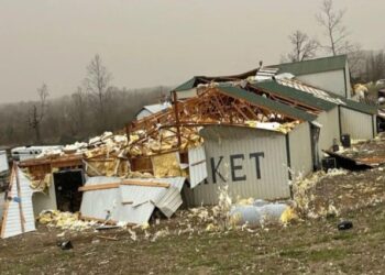 Tornadot dhe stuhitë përfshijnë SHBA, të paktën 34 të vdekur dhe dhjetëra të plagosur