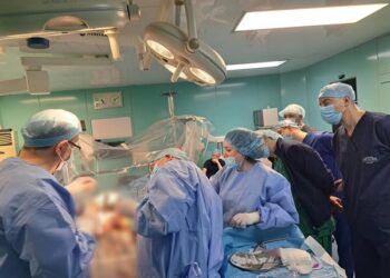 “Mbulohet nga buxheti i shtetit”/ Ministrja Koçiu: Realizohet ndërhyrje e suksesshme te një 50-vjeçare me Parkinson