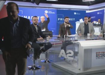 VIDEO / “Do bëni një p**dhë të madhe”, gazetarët ‘gozhdojnë’ demokratin, ai braktis studion LIVE