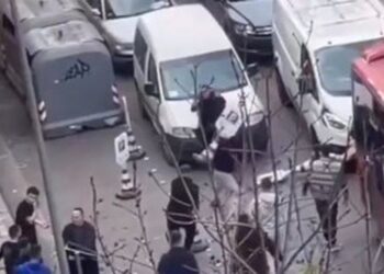 Video/ Plas sherri mes gjimnazistëve te “Sami Frashëri”, godasin njëri-tjetrin me sende të forta