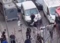 Video/ Plas sherri mes gjimnazistëve te “Sami Frashëri”, godasin njëri-tjetrin me sende të forta