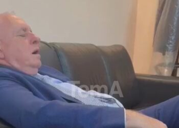 VIDEO/ “Erdhi prapë deputeti, erdhi se mbaron mandati” – Ironia labe me fushatën e Tritan Shehut në Gjirokastër