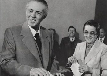 “Kur pikturova Enver Hoxhën me flokë të gjata, më thirrën në Komitetin Qendror”/ Dëshmia e rrallë e “mbretit” të akuarelit