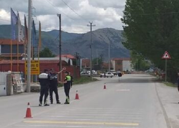 Oficeri i policisë përplas me makinë një person, largohet menjëherë nga vendngjarja