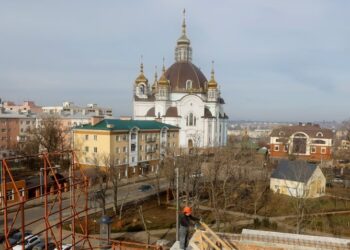 Tre vite luftë/ Si është jeta për ukrainasit në zonat e pushtuara? Dëshmi nga Mariopuli: Shkollat po bëjnë rusifikimin e detyruar të nxënësve