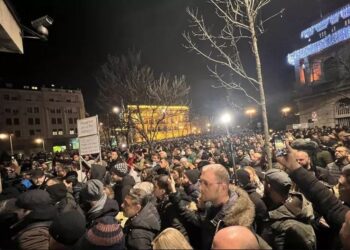 Shpërthejnë protestat në Serbi, studentët bllokojnë selitë e TV në Beograd dhe Novi Sad