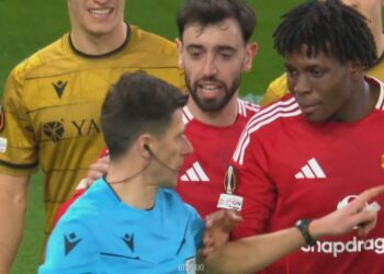 E pazakontë! Lojtari i Manchester United korrigjoi arbitrin, anulloi penalltinë