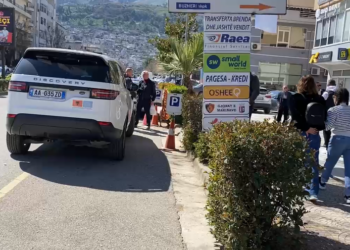 Tentativë grabitje në një pikë të këmbimit valutor në Gjirokastër, i maskuari kërkon të marrë një shumë parash
