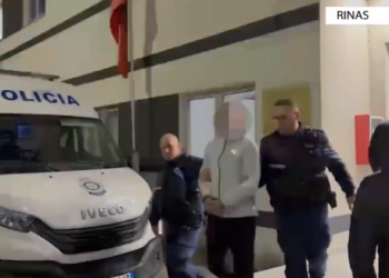 Tentativë vrasje dhe skemë mashtrimi, ekstradohen nga Italia e Greqia drejt Tiranës 2 shtetas