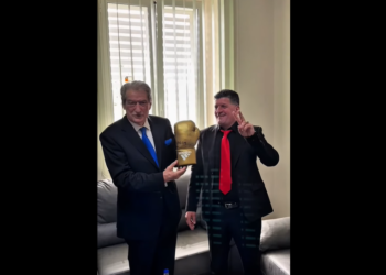 Berisha shfaqet në Itali me dorezë boksi dhe shishe shampanje, zhvillon takime me zyrtarë lokalë