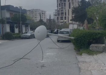 Mot i keq në Vlorë, probleme me energjinë në shumë fshatra, rrëzohen pemë e shtylla elektrike