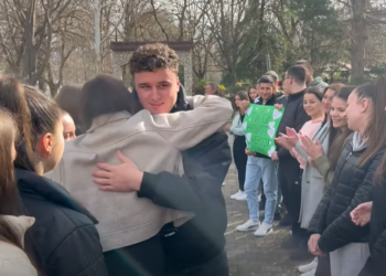 Tragjedia në RMV, i riu që shpëtoi 21 persona në diskotekë del nga spitali dhe pritet si hero në shkollë