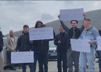 Banorët e Hasit dhe të Tropojës në protestë: Mos hajdeni për vota, pa na rregulluar rrugën!