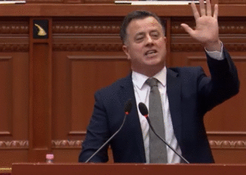 Flamur Noka bën gjestin e turpshëm në Kuvend (Video)