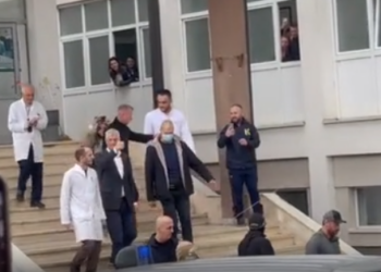 Nën thirrjet “UÇK, UÇK”/ Thaçi largohet nga spitali pas 3 orësh takim me babanë