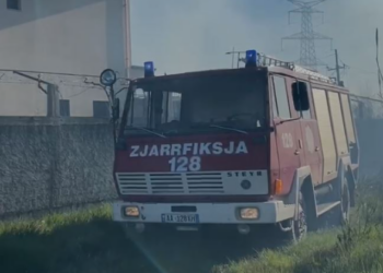 Zjarr pranë nënstacionit elektrik në Rrile të Lezhës, rrezikohen banesat