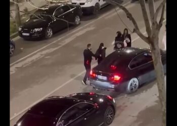 VIDEO / Sherr mes dy vajzash në Vlorë, ndalojnë makinat në mes të rrugës e kapen për flokësh