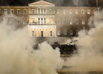 Athina sërish në flakë/ Sheshi Sintagma kthehet në “fushëbetejë”, protestuesit përplasen me policinë dhe hedhin molotov