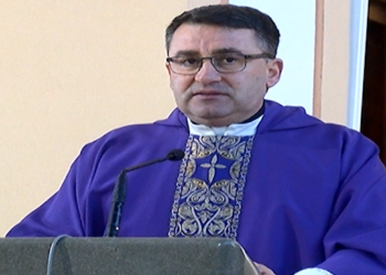 “Mëkati po i çon në burg”/ Mesazhi i Famullitarit të Kishës Katolike në Shkodër: Politikanët shqiptare, shtresa më injorante dhe më e ulët e popullit