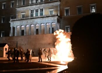 Nuk ndalen grekët, protestuesit “i vë flakën” Parlamentit! Molotovë, gaz lotësjellës dhe arrestime, çfarë po ndodh në sheshin “Sintagma”