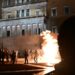 Nuk ndalen grekët, protestuesit “i vë flakën” Parlamentit! Molotovë, gaz lotësjellës dhe arrestime, çfarë po ndodh në sheshin “Sintagma”