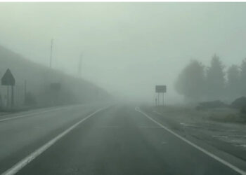 Mjegulla e dendur mbulon jug-lindjen e vendit, Policia apel shoferëve për kujdes të shtuar