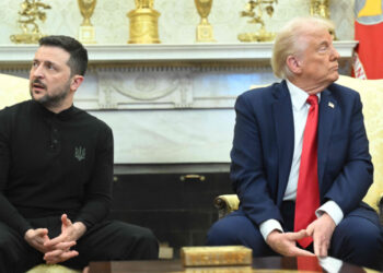 “Vishu me kostum”, këshilla e Trump që Zelensky nuk e mori parasysh