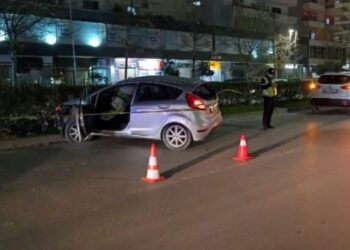 Përplasi tre makina duke i ikur policisë në Vlorë, arrestohet 34-vjeçari