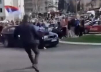 Studentët mblidhen në Beograd! Makina futet mes turmës, merr me vete një protestuese dhe e përplas në tokë
