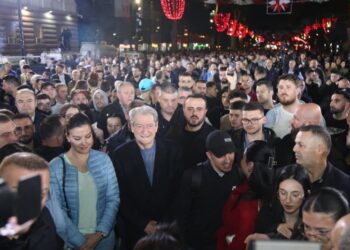 “Allahu ekbar” – Protestuesi i Berishës habit të pranishmit, e përzënë nga skena (VIDEO)