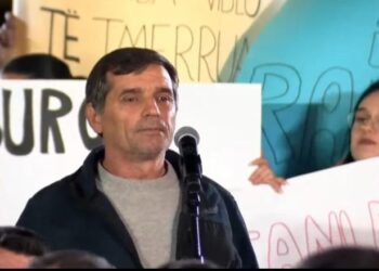 “Allahu ekbar” – Protestuesi i Berishës habit të pranishmit, e përzënë nga skena (VIDEO)