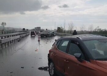 Aksident zinxhir në autostradën Lushnjë-Vlorë, përplasen 9 makina! Ka të plagosur