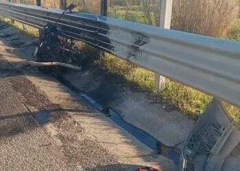 Makina përplaset me trafikndarësen, tre persona përfundojnë te “Trauma”