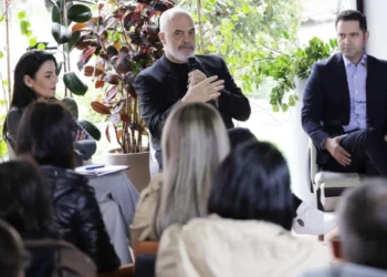 “Jam i gëzuar sot se fola me Lulin”, Rama ironizon nga Lushnja: Nuk shtyhet fushata pa të