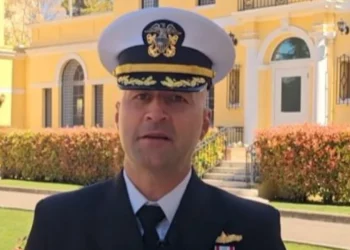 Një “tirons” që komandon një luftanije amerikane! Ambasada Amerikane poston videon: Njihuni me shqiptaro-amerikanin do drejtojë USS Pearl Harbor