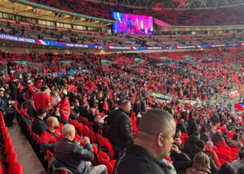 Wembley kuqezi! Tifozët shqiptarë “pushtojnë” mitikun anglez, atmosfera brenda stadiumit