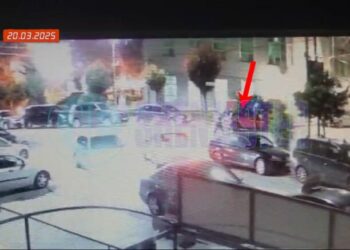 “E rrahëm sepse na ofendoi”/ Del videoja e momentit kur dy të rinjtë dhunojnë Fabjol Hysin, 43-vjeçarin që nuk flet e as dëgjon