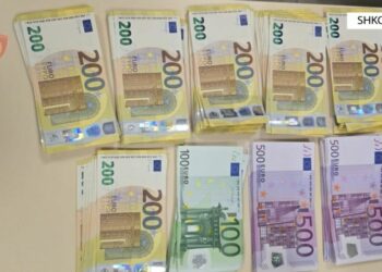 Ndodh çudia në Durrës, çifti irlandez gjen mbi 41 mijë Euro pranë supermarketit