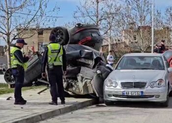 Porsche ‘fluturon’ nga rruga, aksidenton 5 makina të tjera! Njëra përmbyset, tjetra shkatërrohet plotësisht (FOTO)